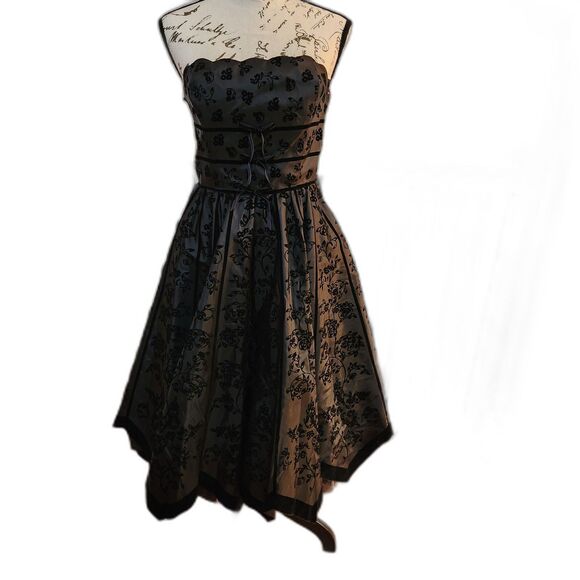 NWOT Betsey Johnson Black Floral Velvet Strapless Party Dress, Full Skirt, Sz 2 - Picture 1 of 11